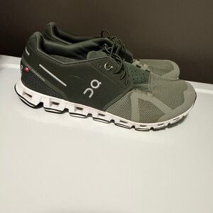 On cloud Running women's Dark Green Athletic Shoes size 8